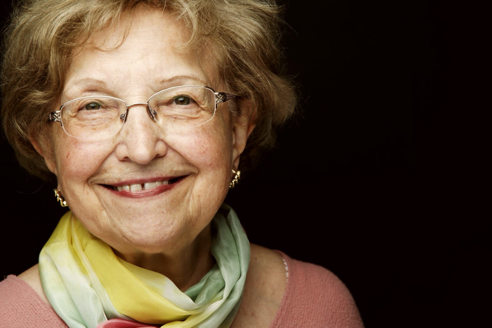 Portrait studio, femme souriante