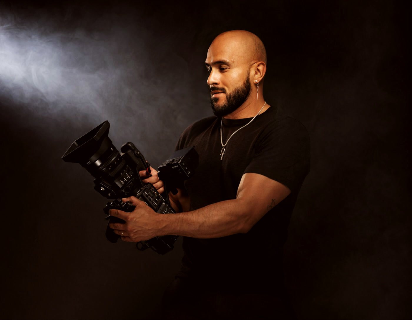 Mike Lopez avec une caméra cinéma